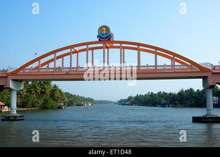 Brücke am Fluss Ashtamudi; Kollam; Alleppey; Kerala; Indien Stockfoto