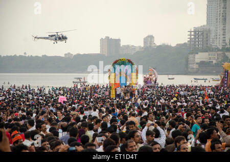 Riesige Menschenmenge auf Ganpati Immersion im Meer bei Girgaon Chowpatty Mumbai Indien Asien Stockfoto