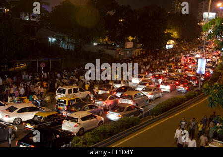 Stau auf der Straße mit langen Reihe von Autos und Völker Mumbai Indien Asien Stockfoto