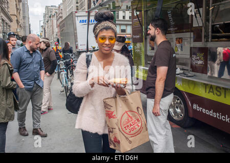 Olive Garden Fans und neugierige Line-up bei der Olive Garden-Truck im Flatiron District in New York zu probieren, des casual dining Restaurants neue bietet, das Suppenstange Bun Sandwich auf Donnerstag, 4. Juni 2015. Olive Garden hat Änderungen wurden an seine Speisekarte im Bemühen um den Einbruch zu stornieren, der casual dining Restaurants bewirkt. Die Vorstandsmitglieder des Unternehmens arbeitete vor kurzem Gruß und Bewirtung von Gästen um praktische Erfahrungen zu sammeln. (© Richard B. Levine) Stockfoto