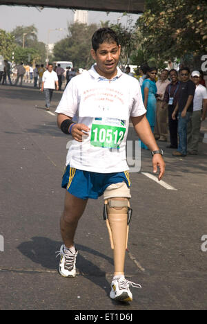 Behinderter behinderter Mann mit prothetischem Implantat künstliches Bein läuft im Marathonlauf; Bombay; Mumbai; Maharashtra; Indien; Asien Stockfoto