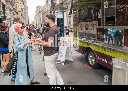 Olive Garden Fans und neugierige Line-up bei der Olive Garden-Truck im Flatiron District in New York zu probieren, des casual dining Restaurants neue bietet, das Suppenstange Bun Sandwich auf Donnerstag, 4. Juni 2015. Olive Garden hat Änderungen wurden an seine Speisekarte im Bemühen um den Einbruch zu stornieren, der casual dining Restaurants bewirkt. Die Vorstandsmitglieder des Unternehmens arbeitete vor kurzem Gruß und Bewirtung von Gästen um praktische Erfahrungen zu sammeln. (© Richard B. Levine) Stockfoto