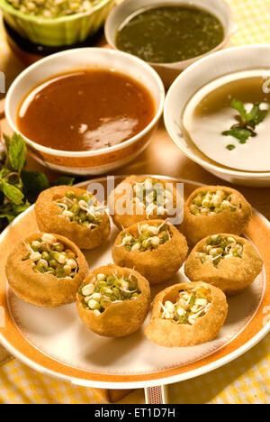 Pani puri mit gekeimtem Mungn serviert in Teller mit Chutney, Panipuri, Batasha, puchka, fuchka, gupchup, golgappa, gol gappa, Indien, asien Stockfoto