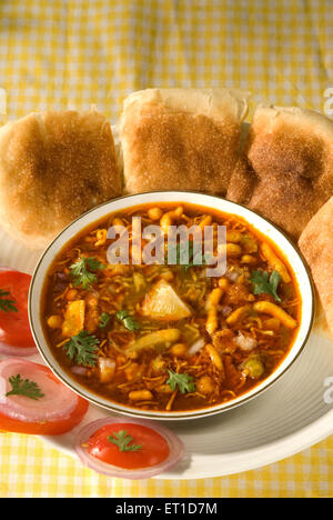 misal pav mit Tomatenscheiben auf dem Teller serviert Stockfoto