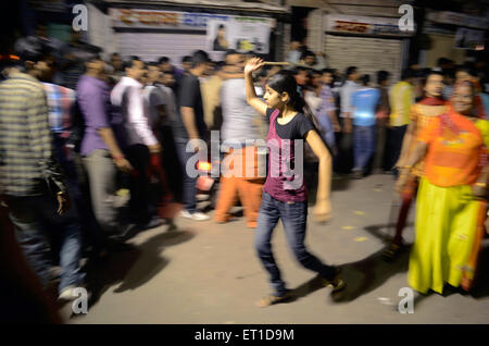 Eine junge Jungen mit Stick anlässlich des Dheenga Gavar Festival Jodhpur Rajasthan Indien Nein Herr leicht zu schlagen Stockfoto