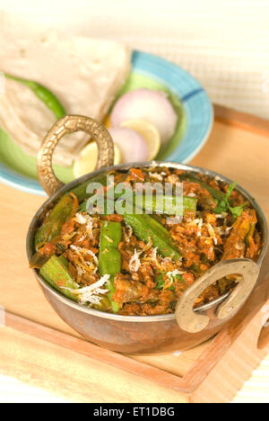 Bhindi Masala Gemüse serviert mit roti Stockfoto