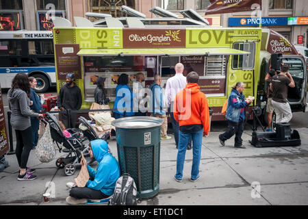 Olive Garden Fans und das neugierig Line-up an der Olive Garden LKW außerhalb der Penn Station in New York, des casual dining Restaurants neue Angebot, das Suppenstange Bun Sandwich auf Freitag, 5. Juni 2015 zu probieren. Olive Garden hat Änderungen wurden an seine Speisekarte im Bemühen um den Einbruch zu stornieren, der casual dining Restaurants bewirkt. Die Vorstandsmitglieder des Unternehmens arbeitete vor kurzem Gruß und Bewirtung von Gästen um praktische Erfahrungen zu sammeln. (© Richard B. Levine) Stockfoto