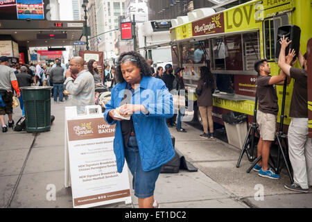 Olive Garden Fans und das neugierig Line-up an der Olive Garden LKW außerhalb der Penn Station in New York, des casual dining Restaurants neue Angebot, das Suppenstange Bun Sandwich auf Freitag, 5. Juni 2015 zu probieren. Olive Garden hat Änderungen wurden an seine Speisekarte im Bemühen um den Einbruch zu stornieren, der casual dining Restaurants bewirkt. Die Vorstandsmitglieder des Unternehmens arbeitete vor kurzem Gruß und Bewirtung von Gästen um praktische Erfahrungen zu sammeln. (© Richard B. Levine) Stockfoto