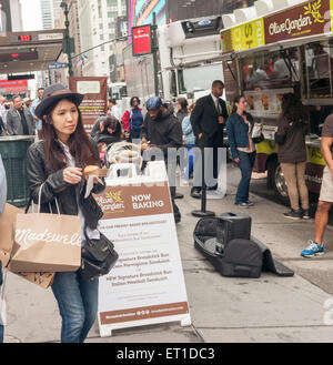 Olive Garden Fans und das neugierig Line-up an der Olive Garden LKW außerhalb der Penn Station in New York, des casual dining Restaurants neue Angebot, das Suppenstange Bun Sandwich auf Freitag, 5. Juni 2015 zu probieren. Olive Garden hat Änderungen wurden an seine Speisekarte im Bemühen um den Einbruch zu stornieren, der casual dining Restaurants bewirkt. Die Vorstandsmitglieder des Unternehmens arbeitete vor kurzem Gruß und Bewirtung von Gästen um praktische Erfahrungen zu sammeln. (© Richard B. Levine) Stockfoto