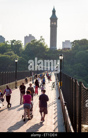 Begeisterte Besucher zu Fuß und Fahrrad über die neu eröffnete rekonstruierten High Bridge verbindet die Bronx in Upper Manhattan über den Harlem River in New York auf Dienstag, 9. Juni 2015. Die Fußgängerbrücke, die älteste Brücke in New York, ist seit den 1970er Jahren geschlossen und war Bestandteil der Croton Aquädukt bis 1917, die Wasserversorgung nach New York.  (© Richard B. Levine) Stockfoto