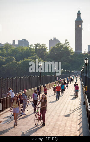 Begeisterte Besucher zu Fuß und Fahrrad über die neu eröffnete rekonstruierten High Bridge verbindet die Bronx in Upper Manhattan über den Harlem River in New York auf Dienstag, 9. Juni 2015. Die Fußgängerbrücke, die älteste Brücke in New York, ist seit den 1970er Jahren geschlossen und war Bestandteil der Croton Aquädukt bis 1917, die Wasserversorgung nach New York.  (© Richard B. Levine) Stockfoto