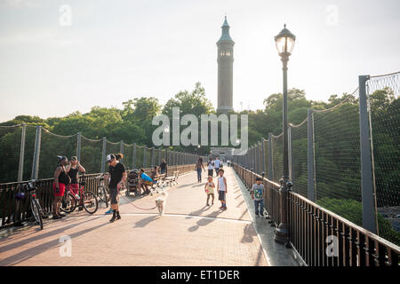 Begeisterte Besucher zu Fuß und Fahrrad über die neu eröffnete rekonstruierten High Bridge verbindet die Bronx in Upper Manhattan über den Harlem River in New York auf Dienstag, 9. Juni 2015. Die Fußgängerbrücke, die älteste Brücke in New York, ist seit den 1970er Jahren geschlossen und war Bestandteil der Croton Aquädukt bis 1917, die Wasserversorgung nach New York.  (© Richard B. Levine) Stockfoto