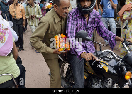 Männer tragen Idol der Ganesh-Ji auf Fahrrad unterwegs Ganpati Visarjan Jodhpur Rajasthan Indien Asien Stockfoto