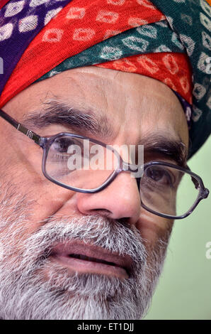 Mann trägt Rajasthani Turban Brille Jodhpur Rajasthan Indien Asien HERR#704 Stockfoto
