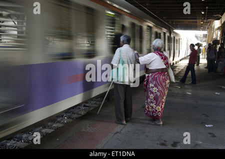 altes Ehepaar wartet Zug Mahalakshmi Bahnhof Mumbai Maharahtra Indien Stockfoto