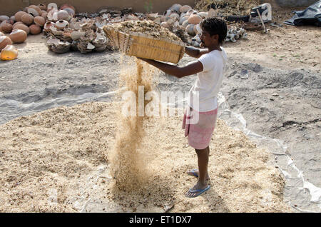 Mann Reinigung Trockenrasen in Bikaner in Rajasthan Indien Asien Stockfoto