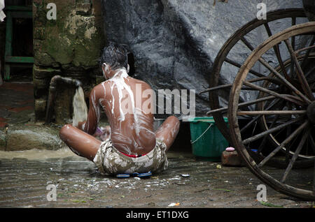 Mann auf der Straße in Kalkutta in West Bengal Indien Asien Baden Stockfoto