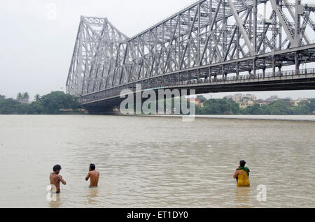 Menschen Baden im Fluss Hooghly in Kalkutta in West Bengal Indien Asien Stockfoto