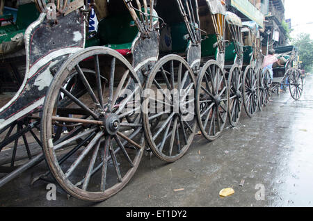 Hand ziehen Rikschas in Reihe auf Straße in Kalkutta in West Bengal Indien Asien Stockfoto