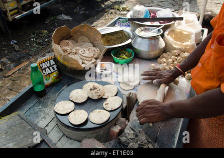 Mann, die Herstellung von Brot auf Straße Kolkata West Bengal Indien Asien Stockfoto