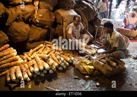 Mann, Verkauf von Gemüse im Markt Kolkata West Bengal Indien Asien Stockfoto