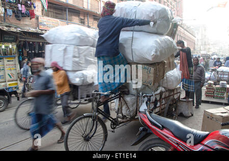 Arbeiter setzen auf Zyklus Rikscha Kalkutta West Bengal Indien Asien Stockfoto