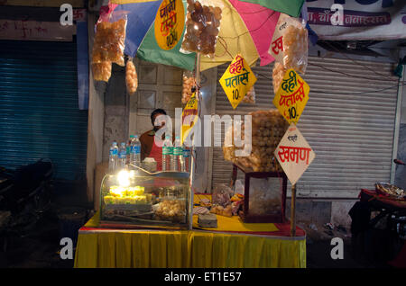 Pani Puri Stall in der Nacht Sarafa Bazaar Indore Madhya Pradesh Indien Asien Stockfoto