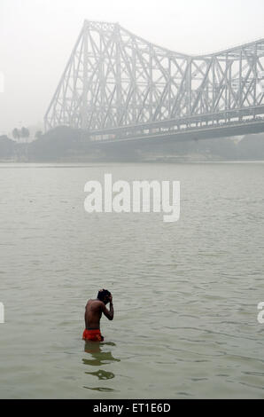 Mann Baden im Fluss Hooghly Kolkata West Bengal Indien Asien Stockfoto