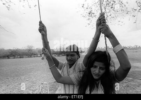 Daten-Tänzer auf Schaukel sitzen; Modnib; Maharashtra; Indien nicht Herr Stockfoto