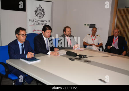 10. Juni 2015 - Gibraltar abgebildet Fabian Picardo, Chief Minister von Gibraltar mit seinem Deputy Chief Minister Dr. Joseph Garcia (links) und Minister für Umwelt John Cortes (rechts).  Gibraltars Chief Minister Fabian Picardo reagierte auf die Gibraltar Sozialdemokraten Einführung eines Berichts durch Lloyds Register auf die Lagerung von LNG für Bunkern und der Erzeugung von Strom in Gibraltar.  Bildnachweis: Stephen Ignacio/Alamy Live-Nachrichten Stockfoto