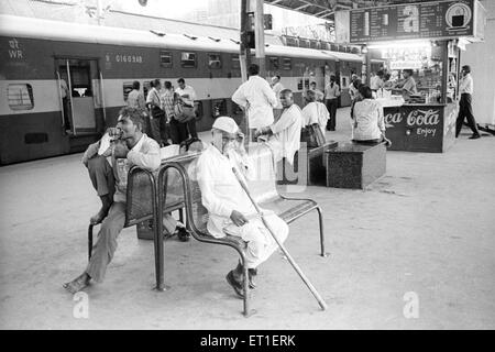 Szene am Bahnhof Charni Road; Bombay Mumbai; Maharashtra; Indien nicht Herr Stockfoto