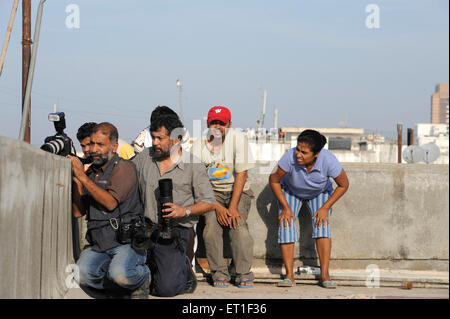 TV Kameramann Reporter unter position Nariman House; nach dem terroristischen Angriff Deccan Mudschaheddin auf 26. November 2008 Mumbai Stockfoto