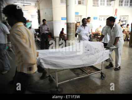 Tote Menschen von CST Bahnhof; nach dem Terroranschlag von Deccan Mudschaheddin am 26. November 2008 in Bombay Mumbai Stockfoto