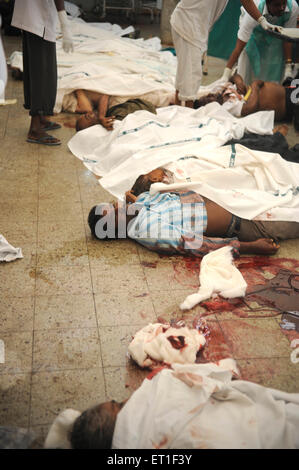 Tote Menschen von CST Bahnhof; nach dem Terroranschlag von Deccan Mudschaheddin am 26. November 2008 in Bombay Stockfoto