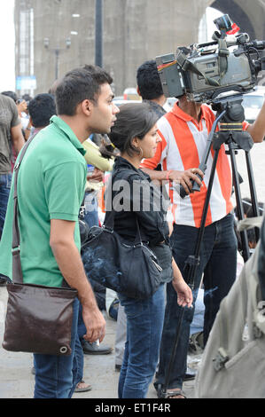 Medien vor dem Taj Mahal Hotel; nach dem Terroranschlag von Deccan Mudschaheddin am 26. November 2008 in Bombay Stockfoto