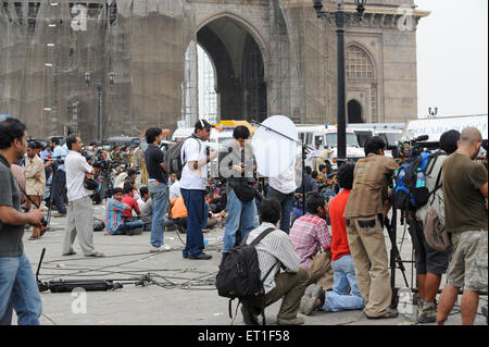 Medien vor dem Taj Mahal Hotel; nach dem Terroranschlag von Deccan Mudschaheddin am 26. November 2008 in Bombay Stockfoto