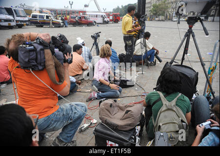 Medien vor dem Taj Mahal Hotel; nach dem Terroranschlag von Deccan Mudschaheddin am 26. November 2008 in Bombay Stockfoto