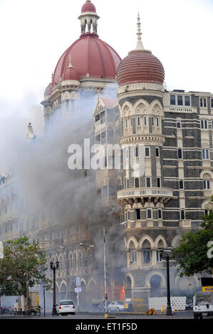 Feuer im Taj Mahal Hotel; nach dem Terroranschlag von Deccan Mudschaheddin am 26. November 2008 in Bombay Stockfoto