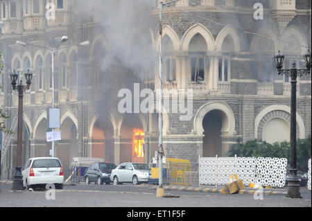 Feuer im Taj Mahal Hotel; nach dem Terroranschlag von Deccan Mudschaheddin am 26. November 2008 in Bombay Stockfoto