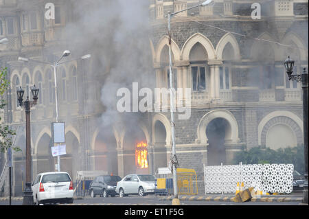 Feuer im Taj Mahal Hotel; nach dem Terroranschlag von Deccan Mudschaheddin am 26. November 2008 in Bombay Stockfoto