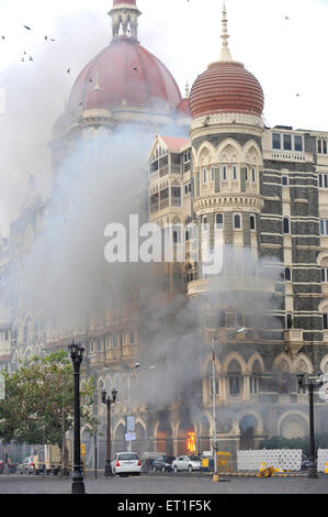 Feuer im Taj Mahal Hotel; nach dem Terroranschlag von Deccan Mudschaheddin am 26. November 2008 in Bombay Stockfoto