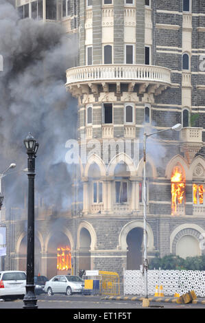 Feuer im Taj Mahal Hotel; nach dem Terroranschlag von Deccan Mudschaheddin am 26. November 2008 in Bombay Stockfoto