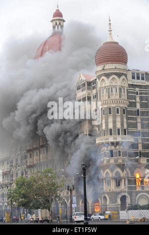 Feuer im Taj Mahal Hotel; nach dem Terroranschlag von Deccan Mudschaheddin am 26. November 2008 in Bombay Stockfoto