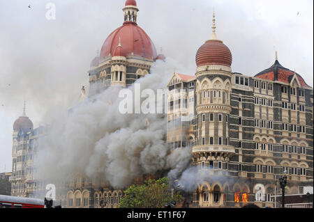 Feuer im Taj Mahal Hotel; nach dem Terroranschlag von Deccan Mudschaheddin am 26. November 2008 in Bombay Stockfoto