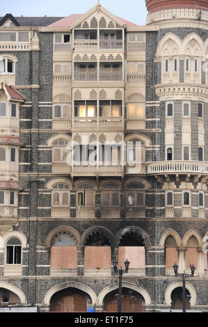 Brennen Sie Fenster des Taj Mahal Hotel; nach dem Terroranschlag von Deccan Mudschaheddin am 26. November 2008 in Bombay Stockfoto