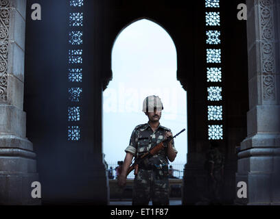 Offizier mit Pistole Gateway India; nach dem Terroranschlag von Deccan Mudschaheddin am 26. November 2008 in Bombay Stockfoto