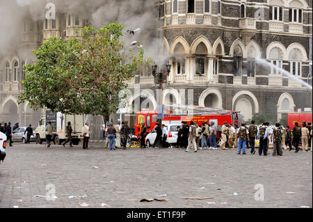 Feuerwehr Feuer Flügel Taj Mahal Hotel auszulöschen versucht; nach terroristischen Angriff Deccan Mudschaheddin 26. November 2008 Bombay Stockfoto