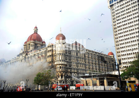 Feuer im alten Flügel des Taj Mahal Hotel; nach dem Terroranschlag von Deccan Mudschaheddin am 26. November 2008 in Bombay Stockfoto