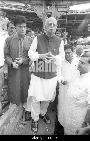 Lal Krishna Advani; Bharatiya Janata Parteiführer, der Aufstellungsort der Bombenexplosion am Mahim Bahnhof besucht; Bombay; Mumbai; Maharashtra; Indien Stockfoto