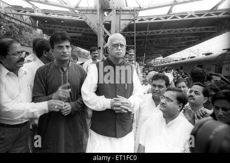 Lal Krishna Advani; Bharatiya Janata Parteiführer, der Aufstellungsort der Bombenexplosion am Mahim Bahnhof besucht; Bombay; Mumbai; Maharashtra; Indien Stockfoto